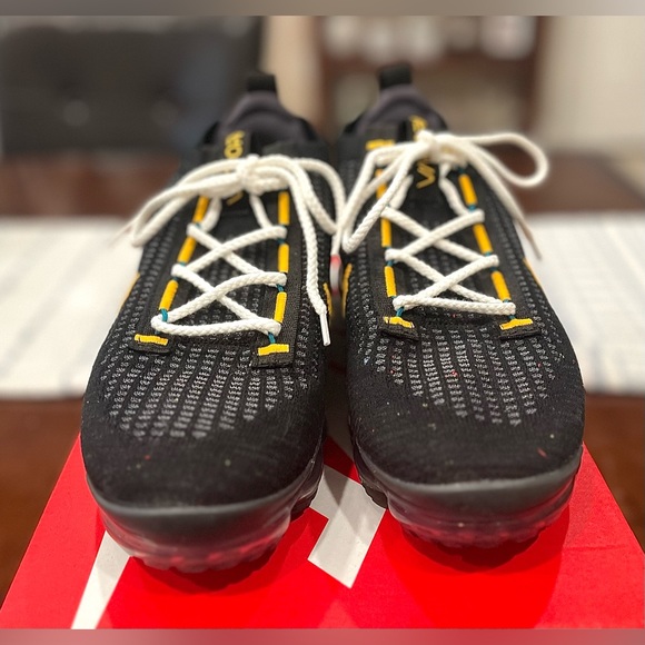 Nike Air VaporMax 2021 Flyknit 'Black
University Gold' - Picture 3 of 5